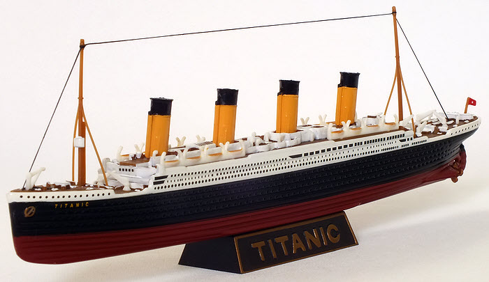 10001 R.M.S. Titanic bow